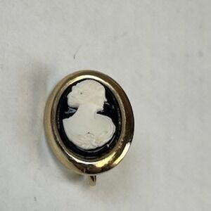 Sarah Coventry Vintage Cameo Clip On Earring Gold Tone Black White Single